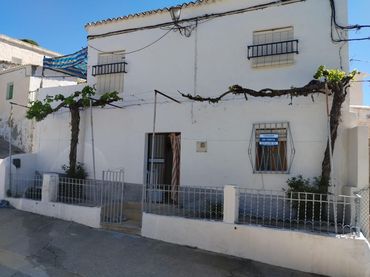 Casa rustica con balcone in vendita a Calle CEMENTERIO