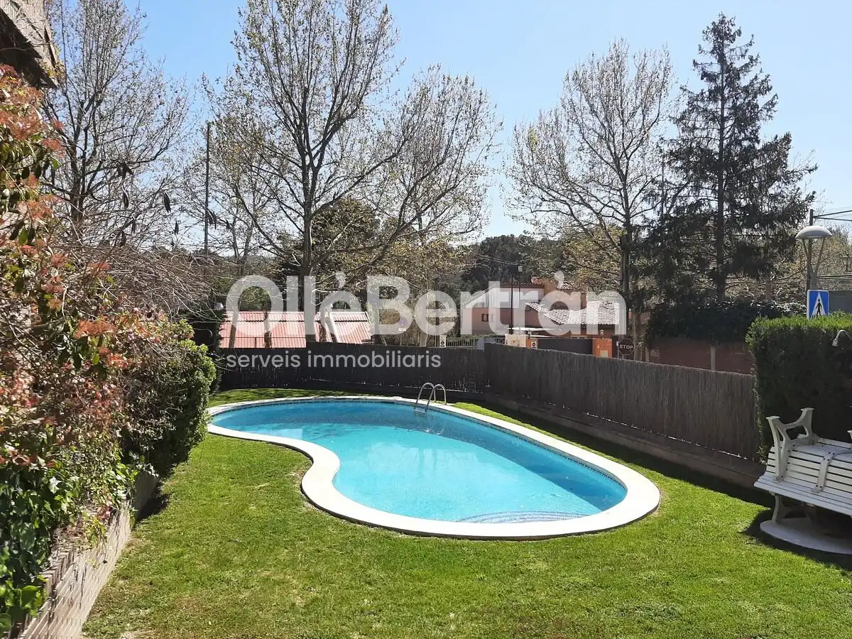 Piscina de Casa adosada de lloguer en Sant Cugat del Vallès amb Jardí privat, Traster i Piscina