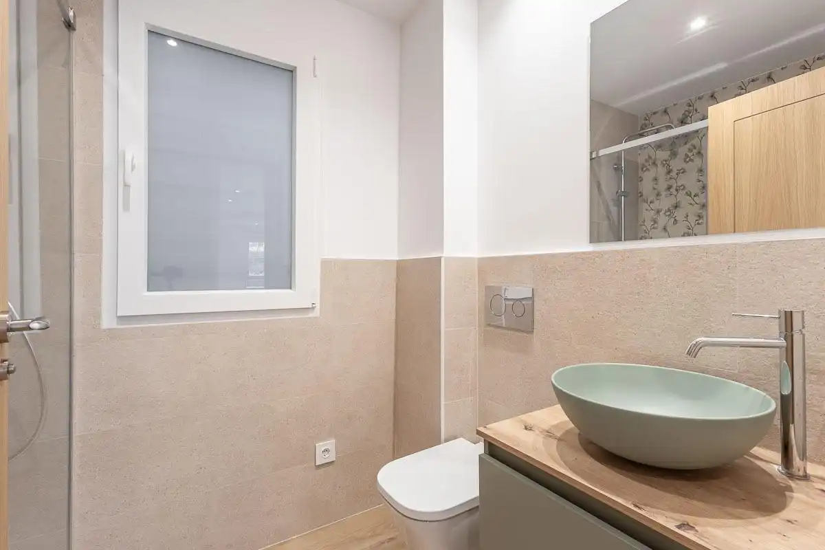 Bathroom of Flat for rent in Granada  with Heating