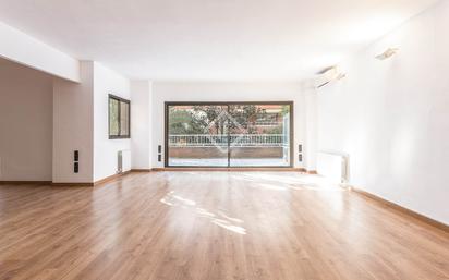 Sala d'estar de Pis en venda en  Barcelona Capital amb Calefacció, Parquet i Terrassa