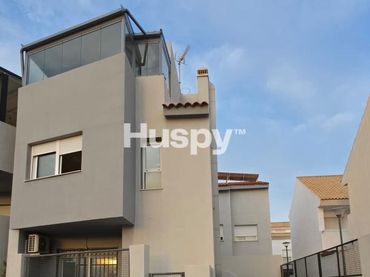 Maison mitoyenne avec balcon à vendre à Calle Matrona Dionisia Perles B