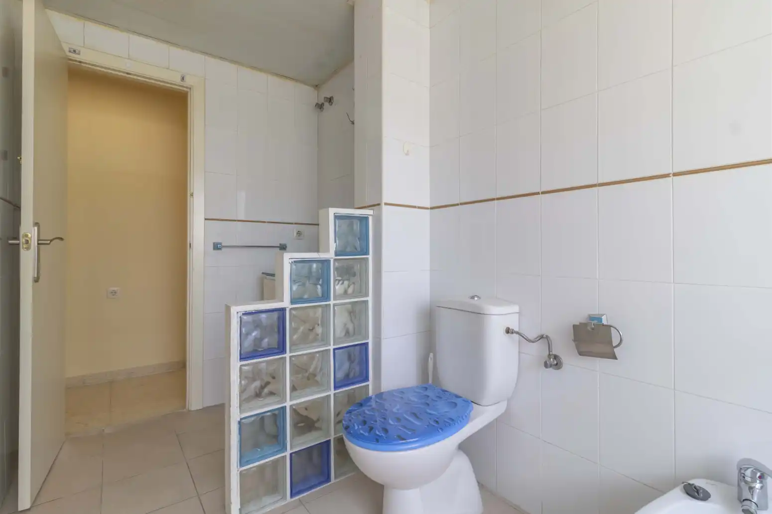 Bathroom of Flat for sale in Sevilla  with Air Conditioner and Storage room