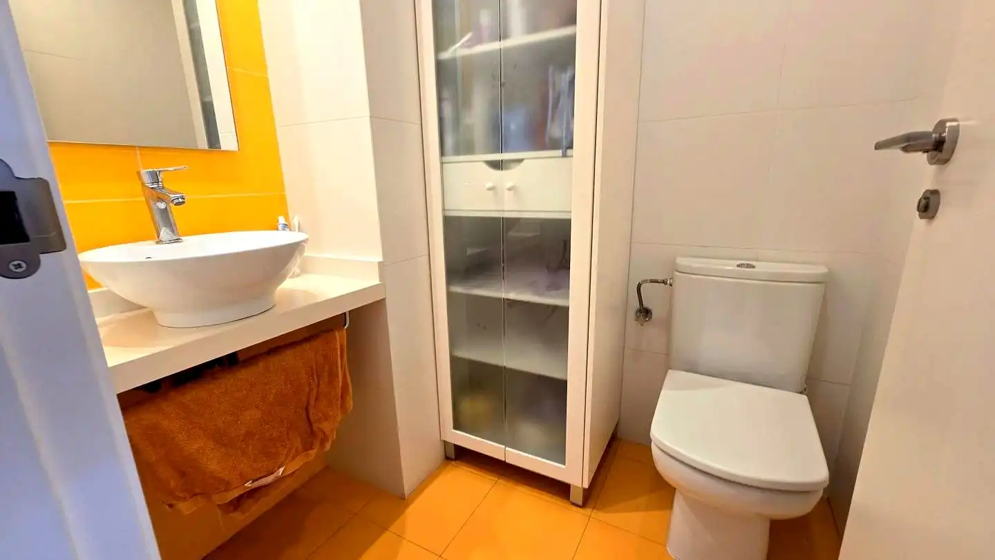Bany de Apartament de lloguer en Gandia amb Aire condicionat, Parquet i Terrassa