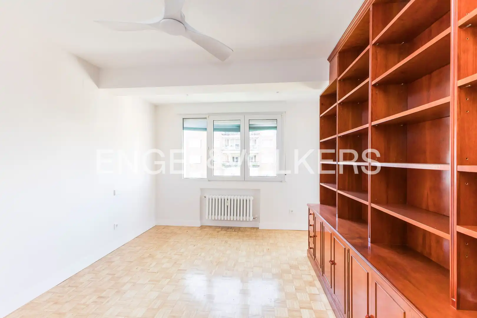 Living room of Flat for rent in Madrid  with Air Conditioner, Heating and Parquet flooring