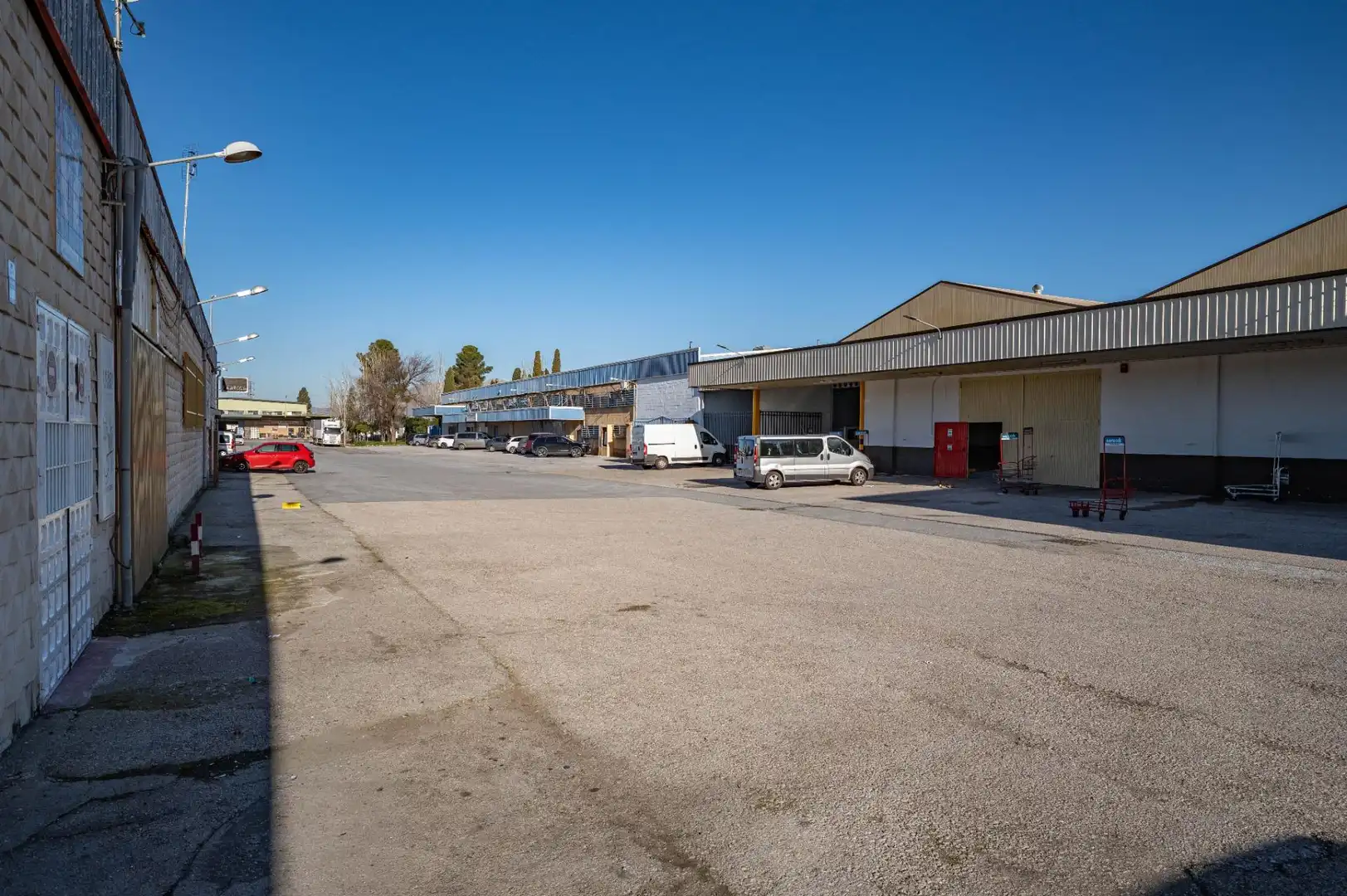 Außenansicht von Fabrikhallen zum Verkauf in Granada