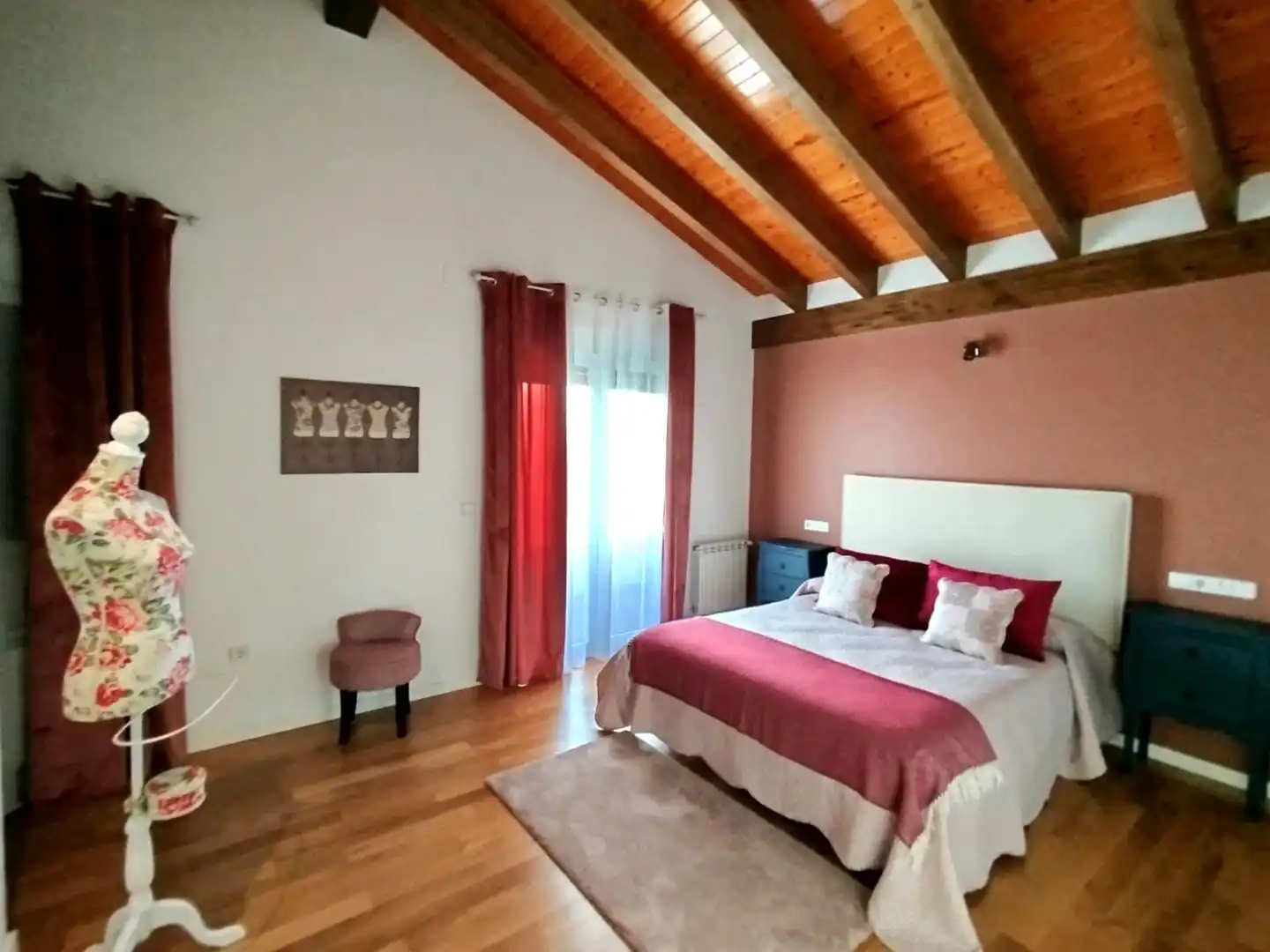 Habitación de Casa adosada en venta en Valverde de la Virgen con Calefacción, Jardín privado y Parquet