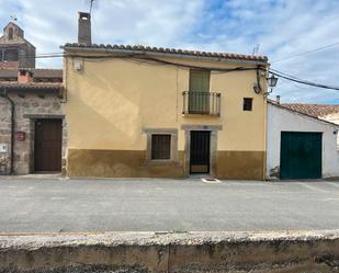 Vista exterior de Casa adosada en venda en Gemuño amb Jardí privat i Balcó