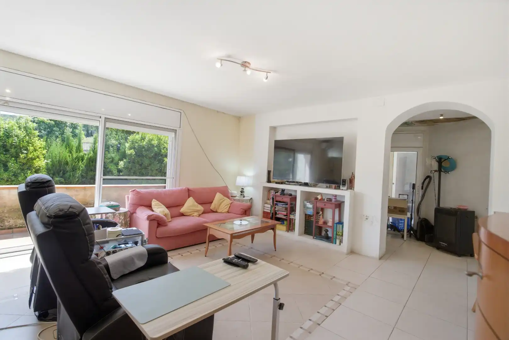 Sala de estar de Casa o chalet en venta en Vallirana con Aire acondicionado, Calefacción y Jardín privado