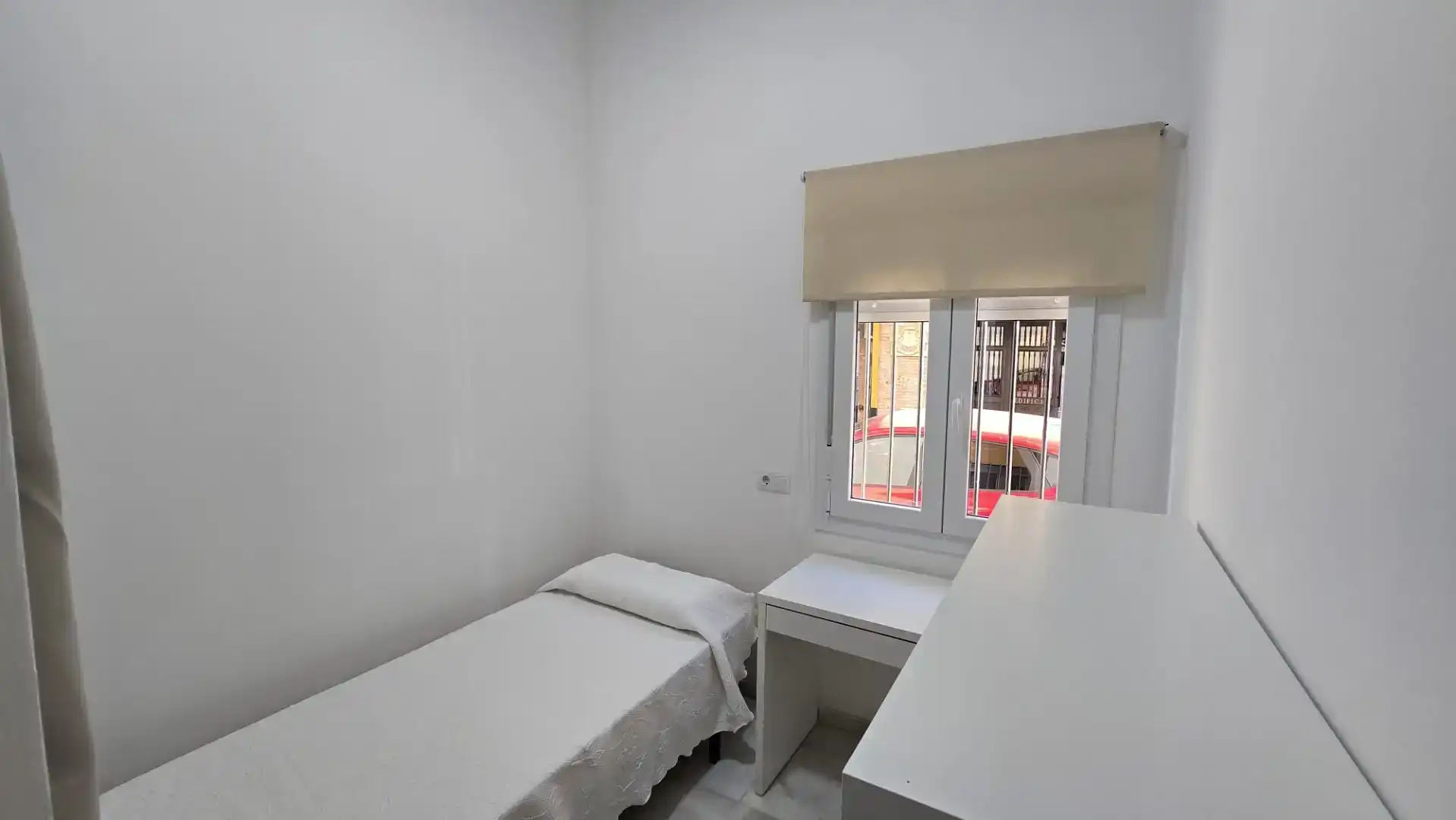 Schlafzimmer von Wohnung zur Miete in Sevilla mit Klimaanlage, Privatgarten und Möbliert
