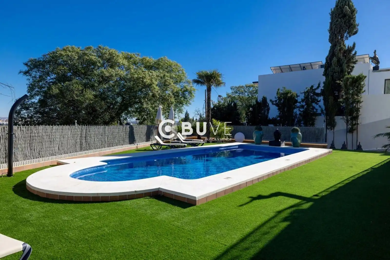 Piscina de Casa adosada en venda en Tomares amb Aire condicionat, Calefacció i Jardí privat