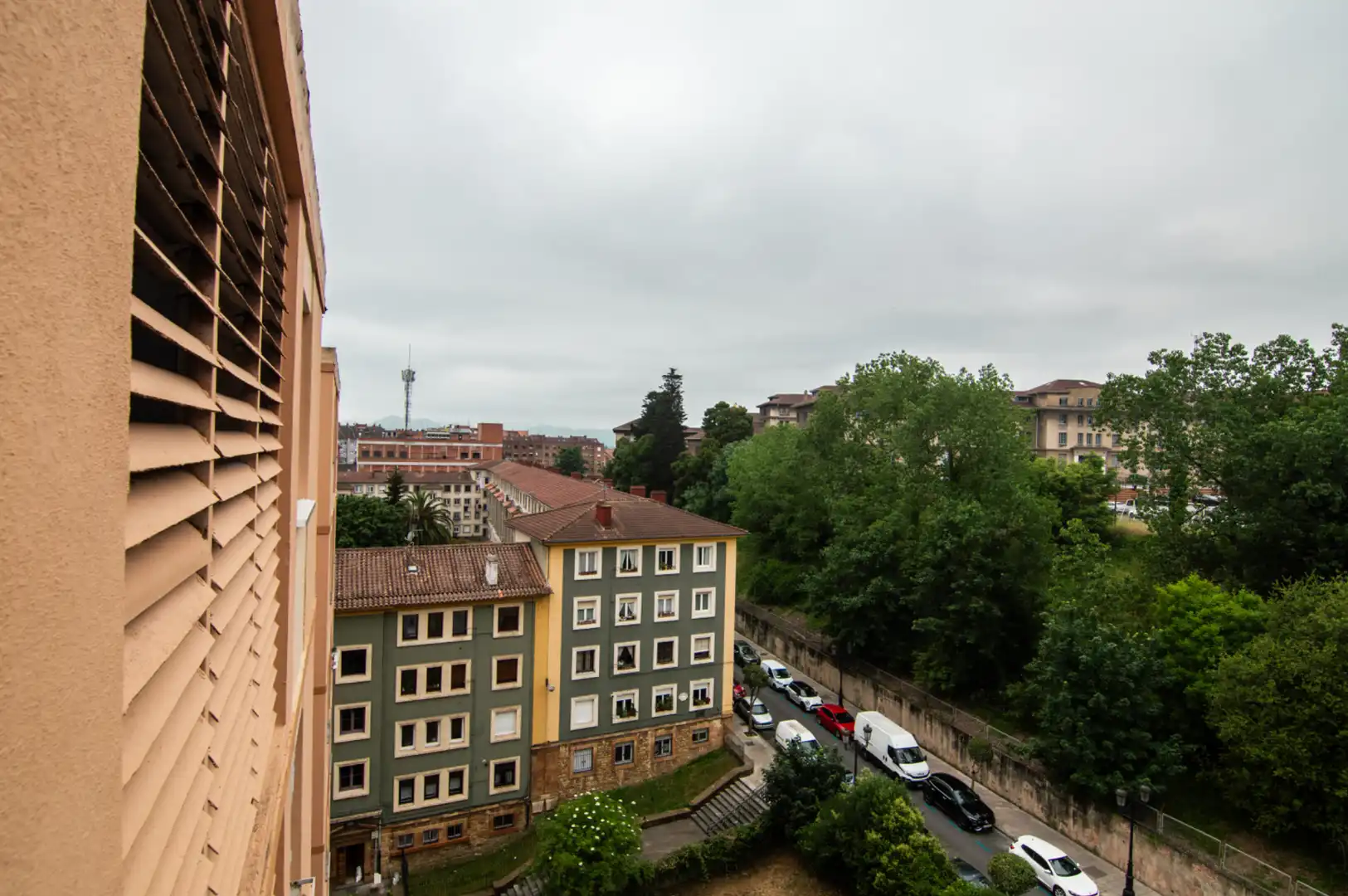 Vista exterior de Pis en venda en Oviedo  amb Calefacció, Parquet i Moblat