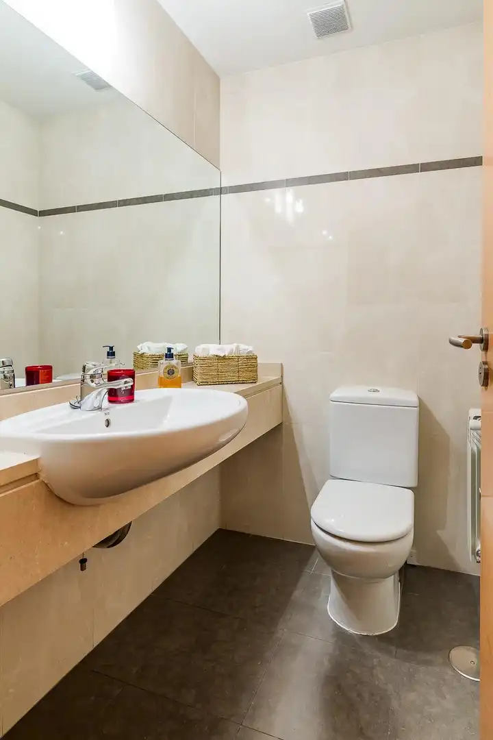 Baño de Piso en venta en Madrid con Aire acondicionado, Calefacción y Jardín privado