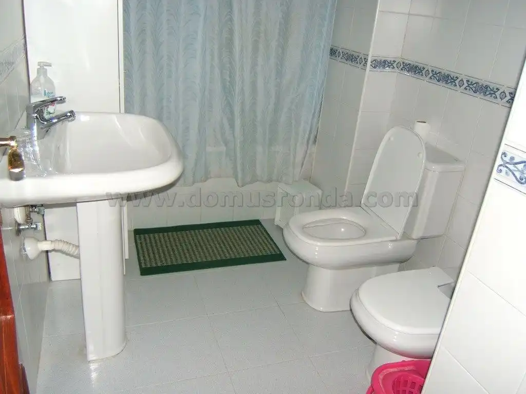 Baño de Piso en venta en Ronda con Aire acondicionado, Terraza y Amueblado
