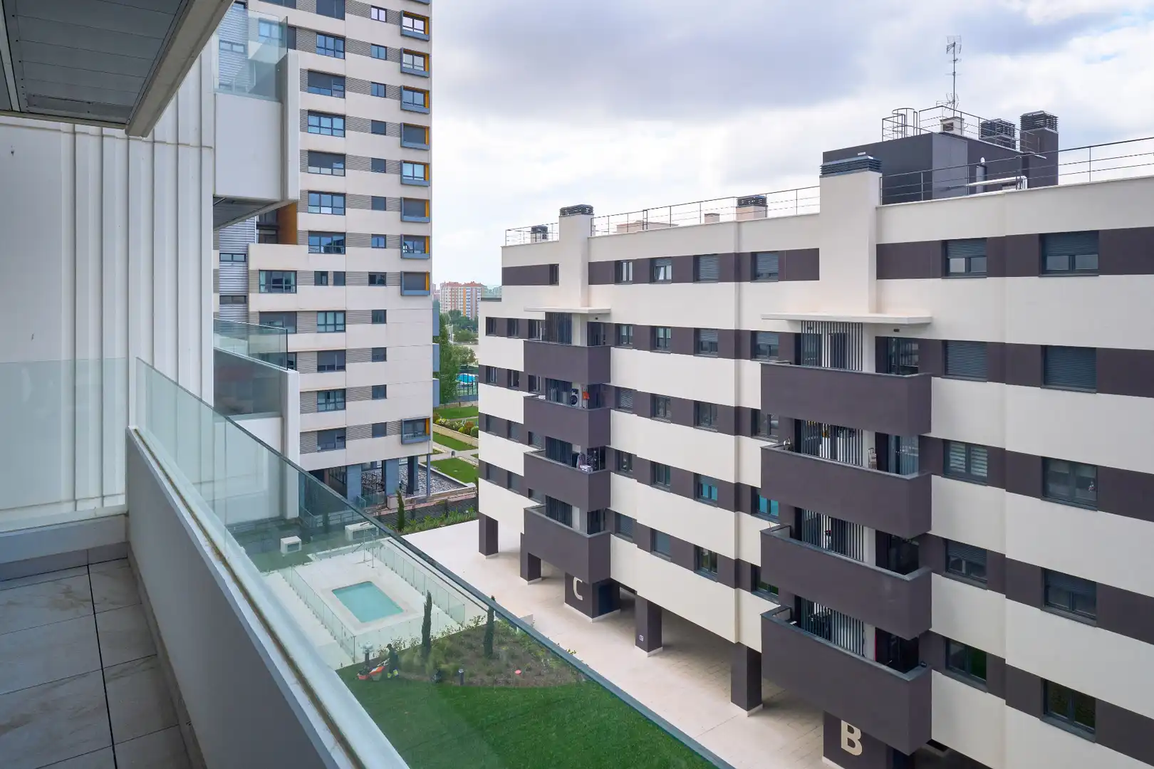 Außenansicht von Wohnung zur Miete in Madrid mit Klimaanlage, Terrasse und Abstellraum