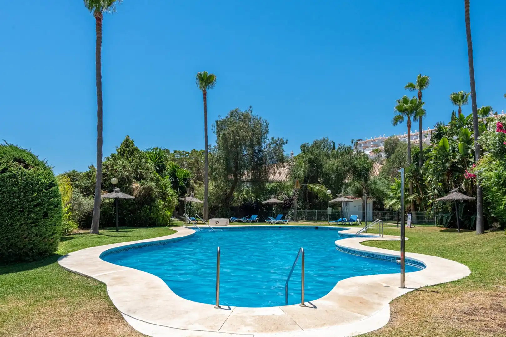 Schwimmbecken von Wohnungen zum Verkauf in Mijas mit Klimaanlage, Privatgarten und Möbliert