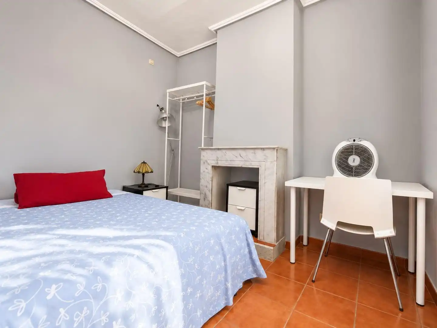 Schlafzimmer von Wohnung zur Miete in Madrid mit Heizung, Möbliert und Balkon