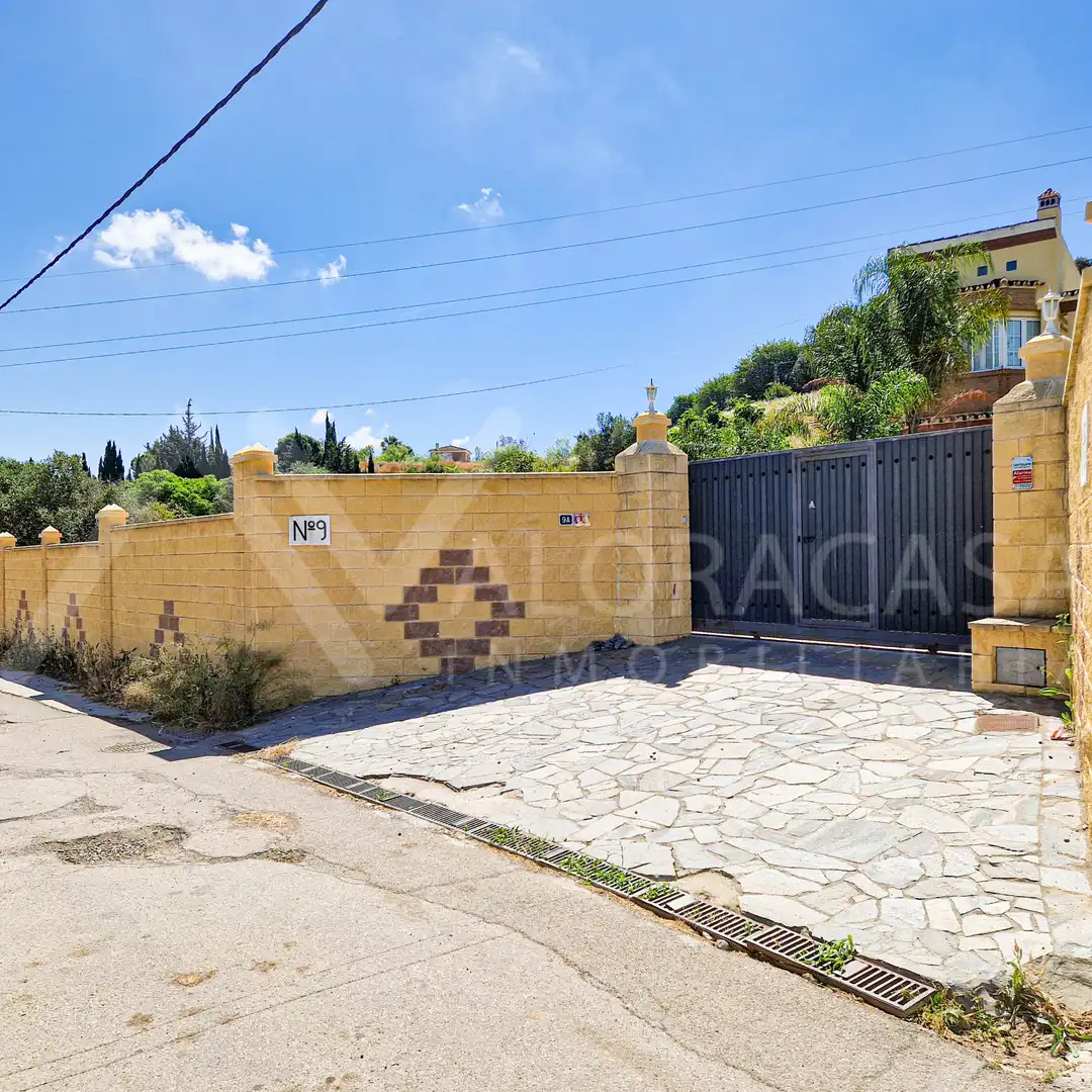 Vista exterior de Casa o xalet en venda en Alhaurín de la Torre amb Aire condicionat, Jardí privat i Terrassa