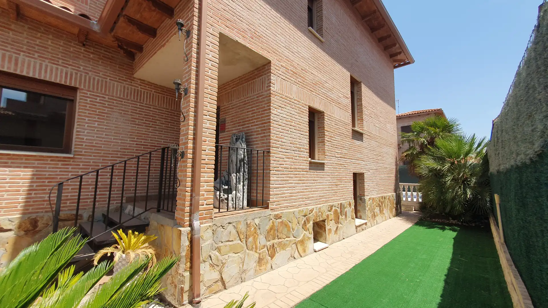 Vista exterior de Casa adosada en venda en Olías del Rey amb Aire condicionat, Calefacció i Jardí privat