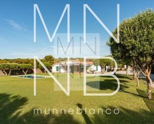 Vista exterior de Casa o xalet de lloguer en Mataró amb Aire condicionat i Piscina