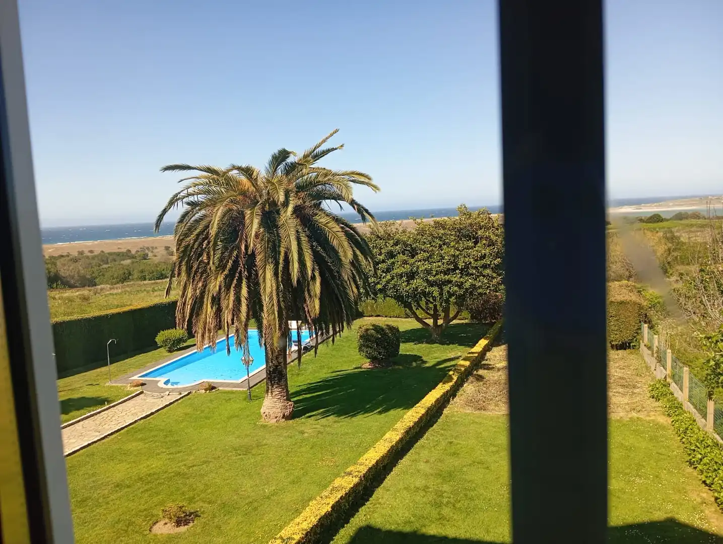 Piscina de Casa o xalet en venda en Carballo amb Calefacció, Moblat i Forn