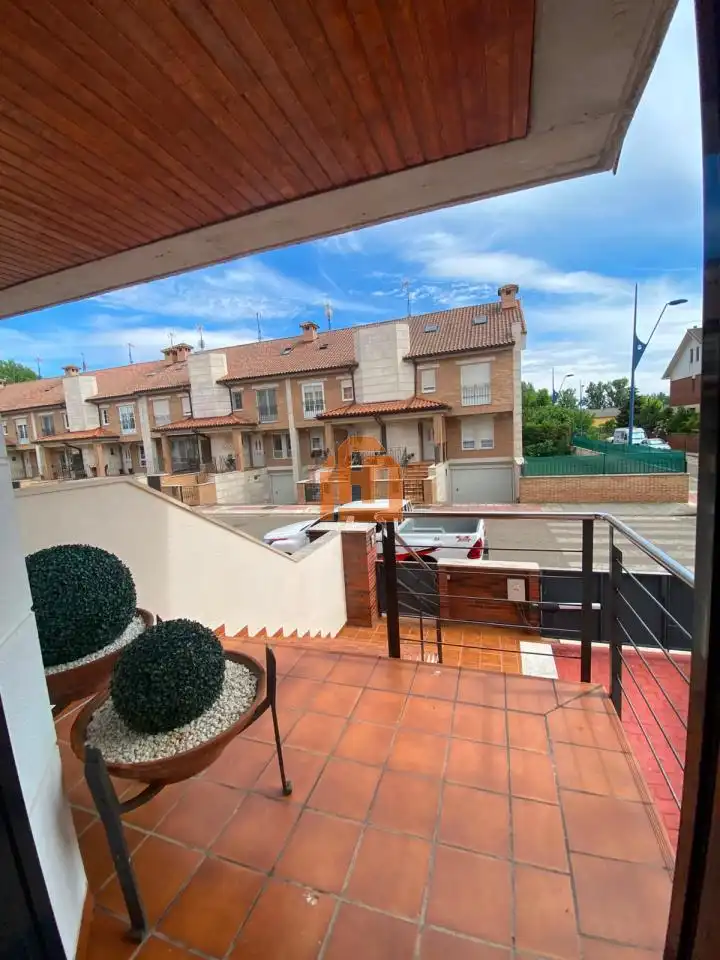 Vista exterior de Casa adosada en venta en San Andrés del Rabanedo con Calefacción, Jardín privado y Trastero
