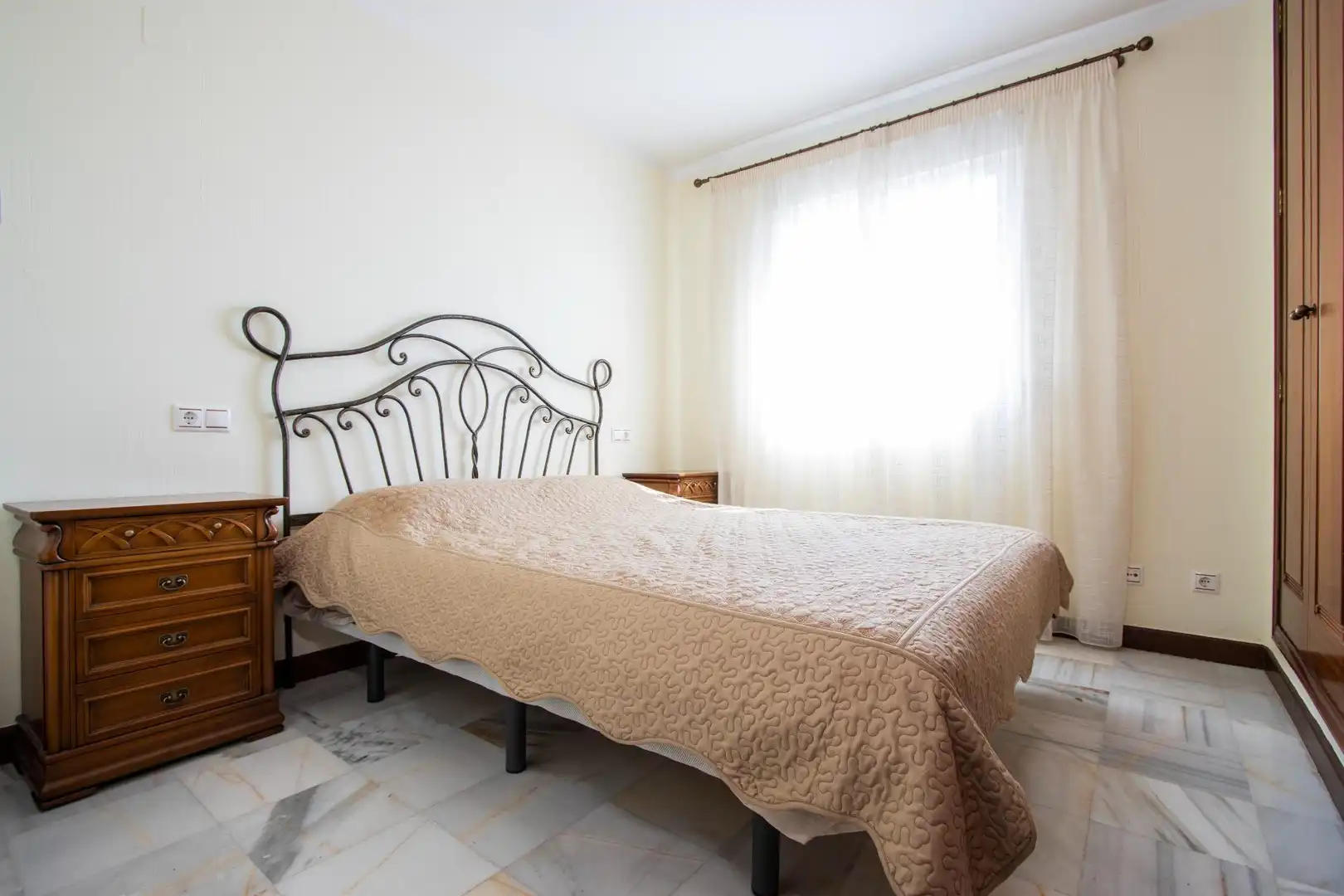 Dormitori de Apartament en venda en Torrevieja amb Jardí privat, Terrassa i Balcó