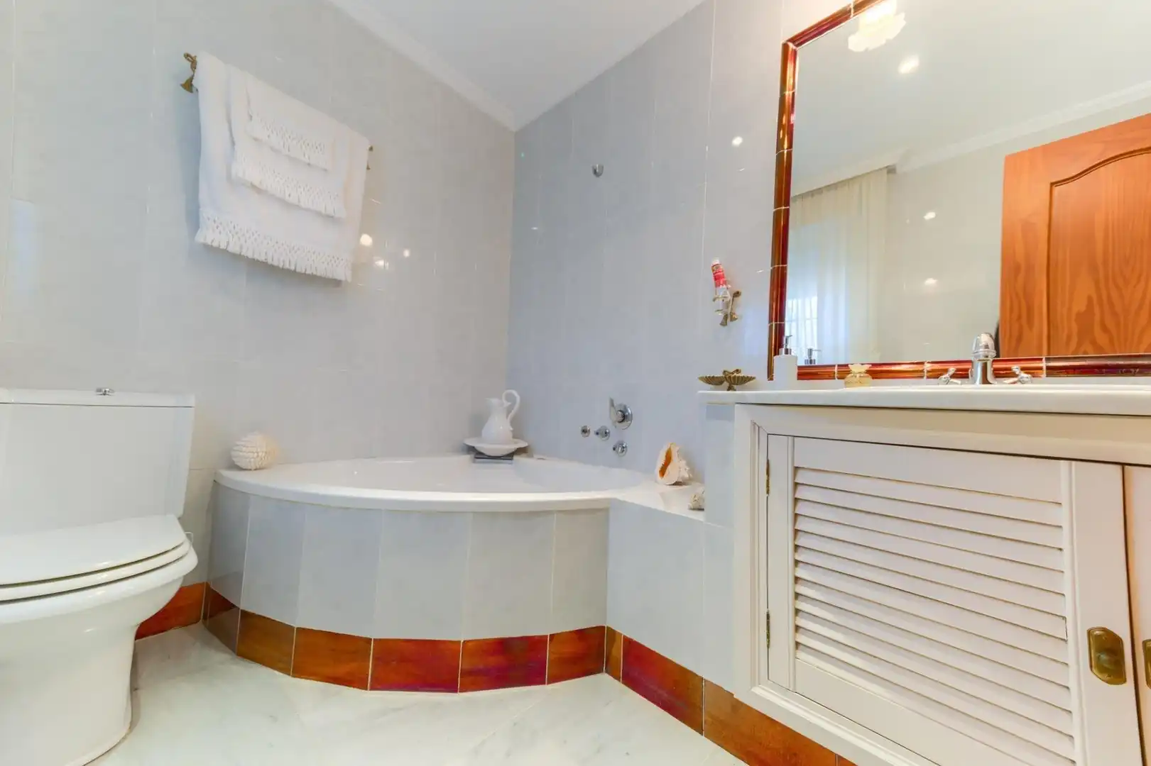 Bathroom of Houses for sale in Espartinas  with Air Conditioner, Private garden and Terrace