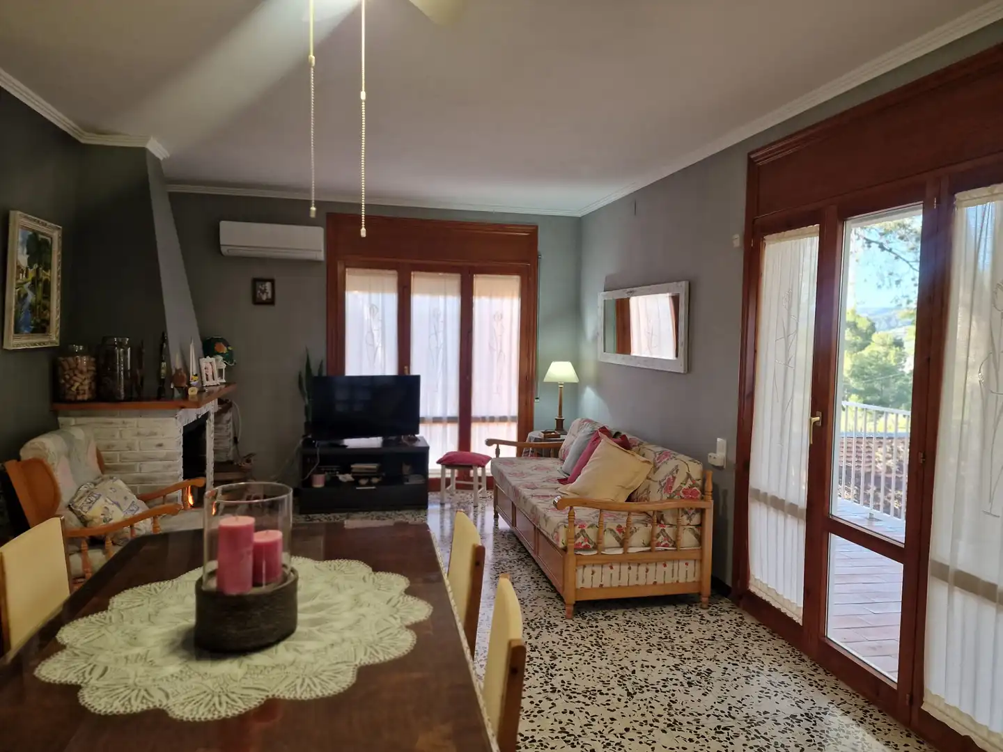 Sala d'estar de Casa o xalet en venda en Cubelles amb Calefacció, Jardí privat i Terrassa