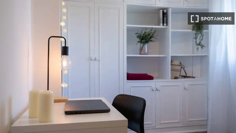 Room in Cuatro Caminos