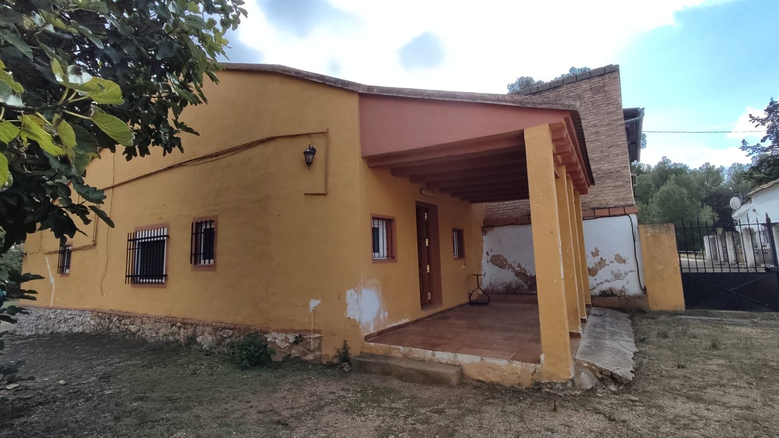 Vista exterior de Casa o xalet en venda en Buñol amb Jardí privat, Terrassa i Piscina