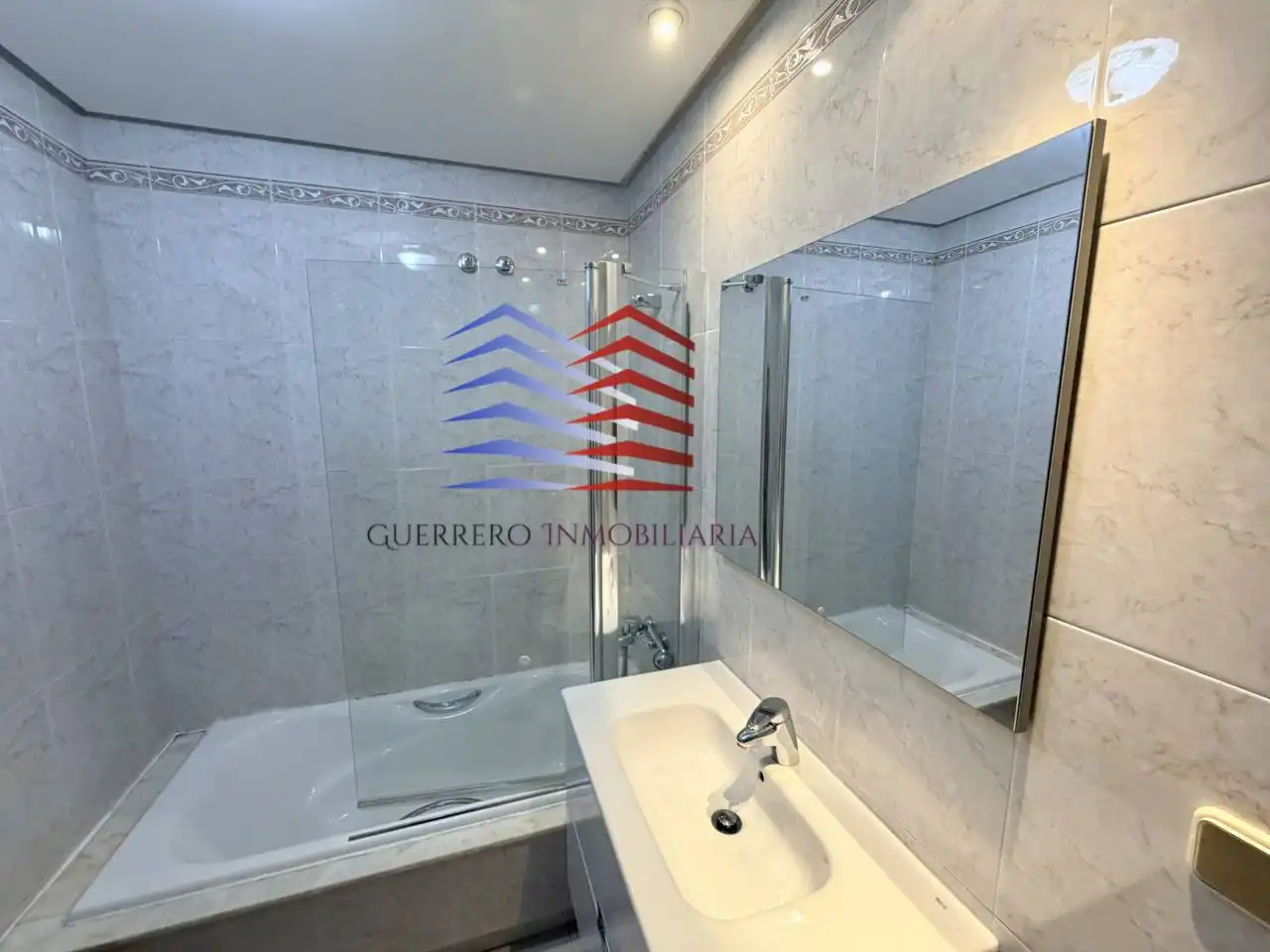 Badezimmer von Wohnungen zur Miete in Ourense Capital  mit Heizung, Parkett und Möbliert