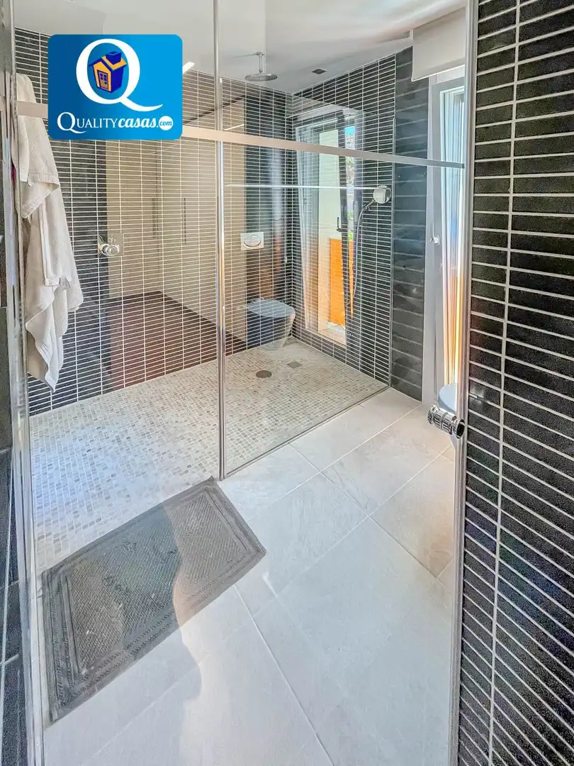 Bany de Casa o xalet en venda en Alicante / Alacant amb Aire condicionat, Calefacció i Terrassa