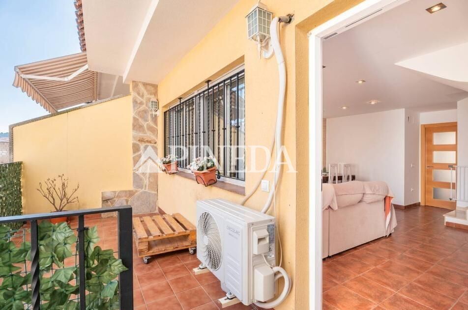 Single-family semi-detached for sale in Soneja  with Air Conditioner and Terrace