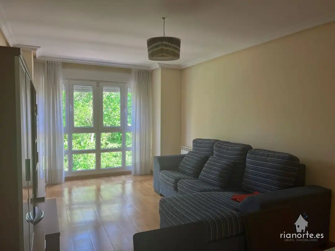 Sala de estar de Piso en venta en Ribadesella con Calefacción, Parquet y Trastero