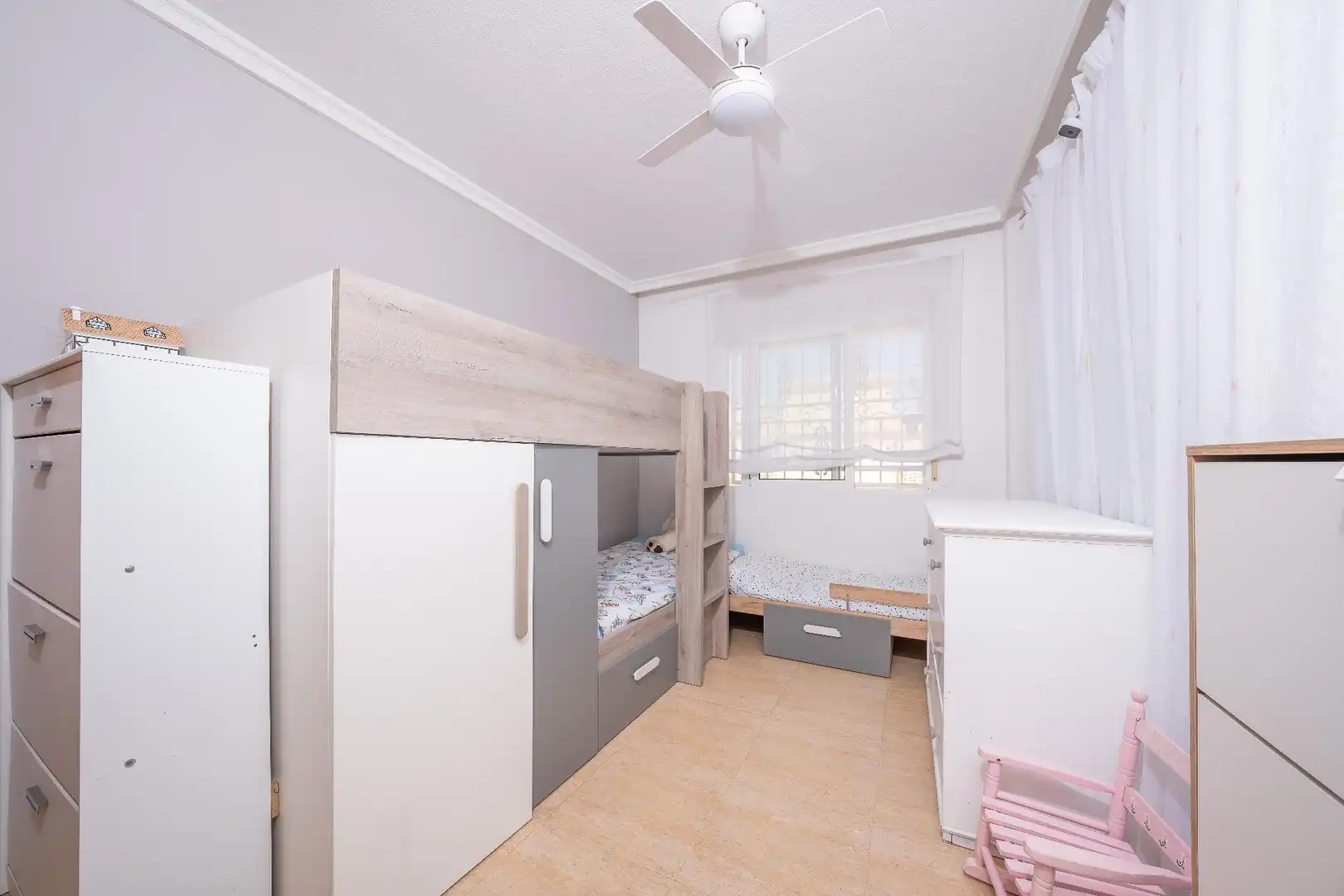 Dormitori de Casa adosada en venda en Torrevieja amb Piscina comunitària