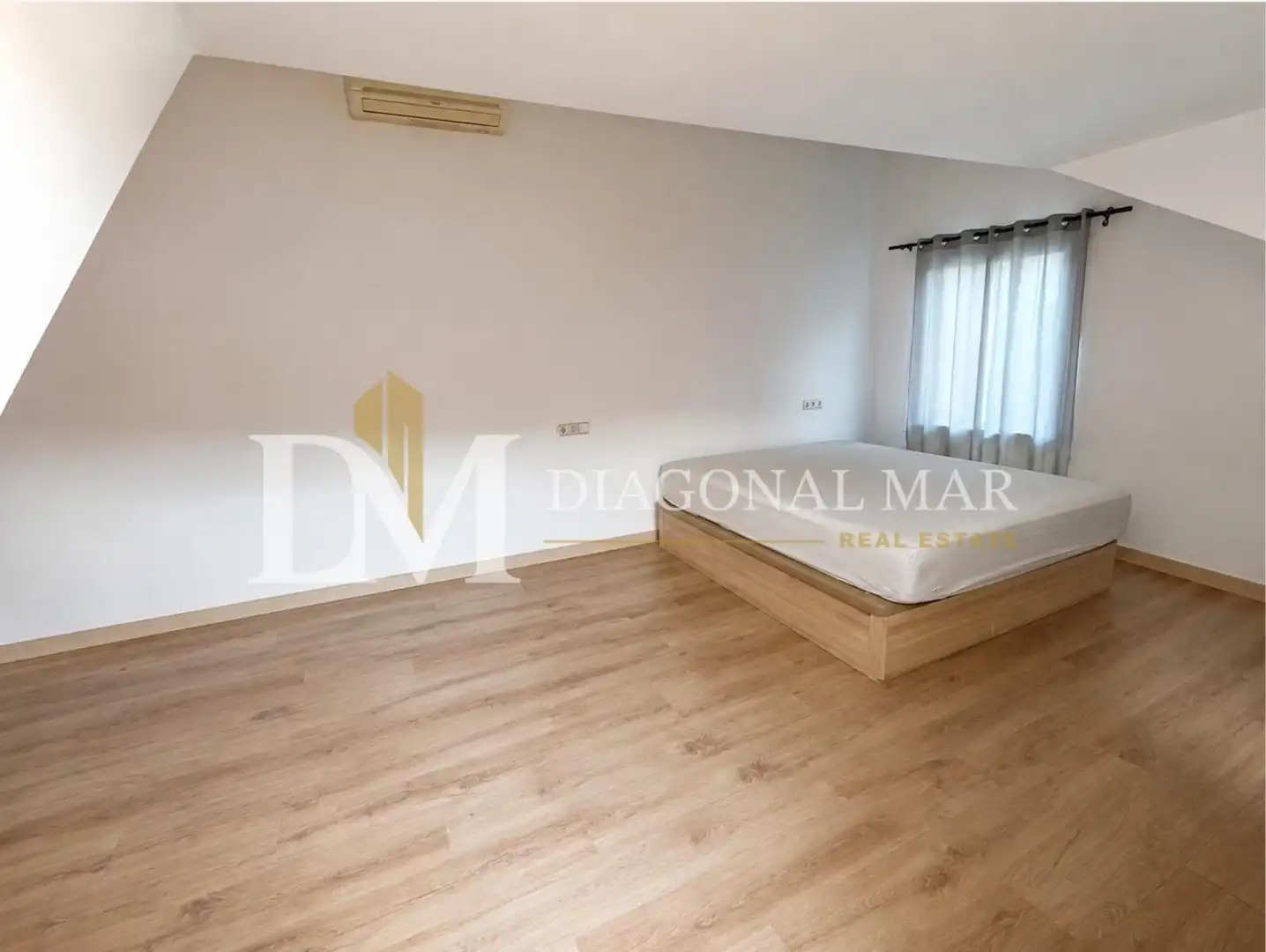 Dormitori de Casa o xalet en venda en Barcelona amb Aire condicionat, Calefacció i Terrassa