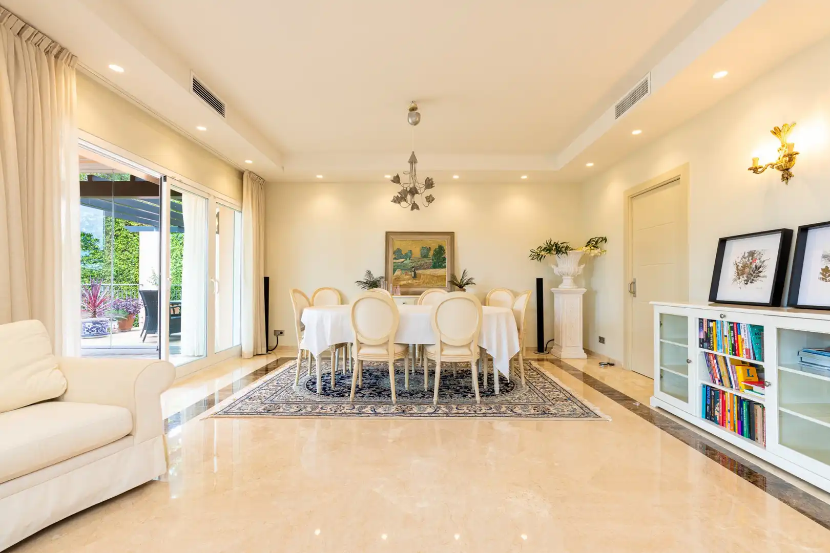 Menjador de Casa o xalet en venda en Marbella amb Aire condicionat, Jardí privat i Terrassa