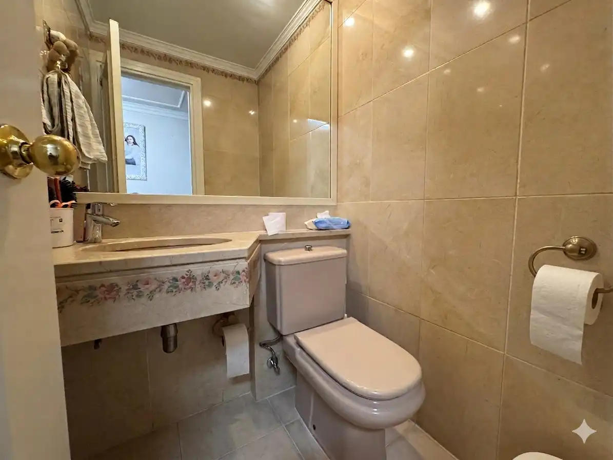 Badezimmer von Einfamilien-Reihenhaus zum Verkauf in Badalona mit Klimaanlage, Heizung und Parkett