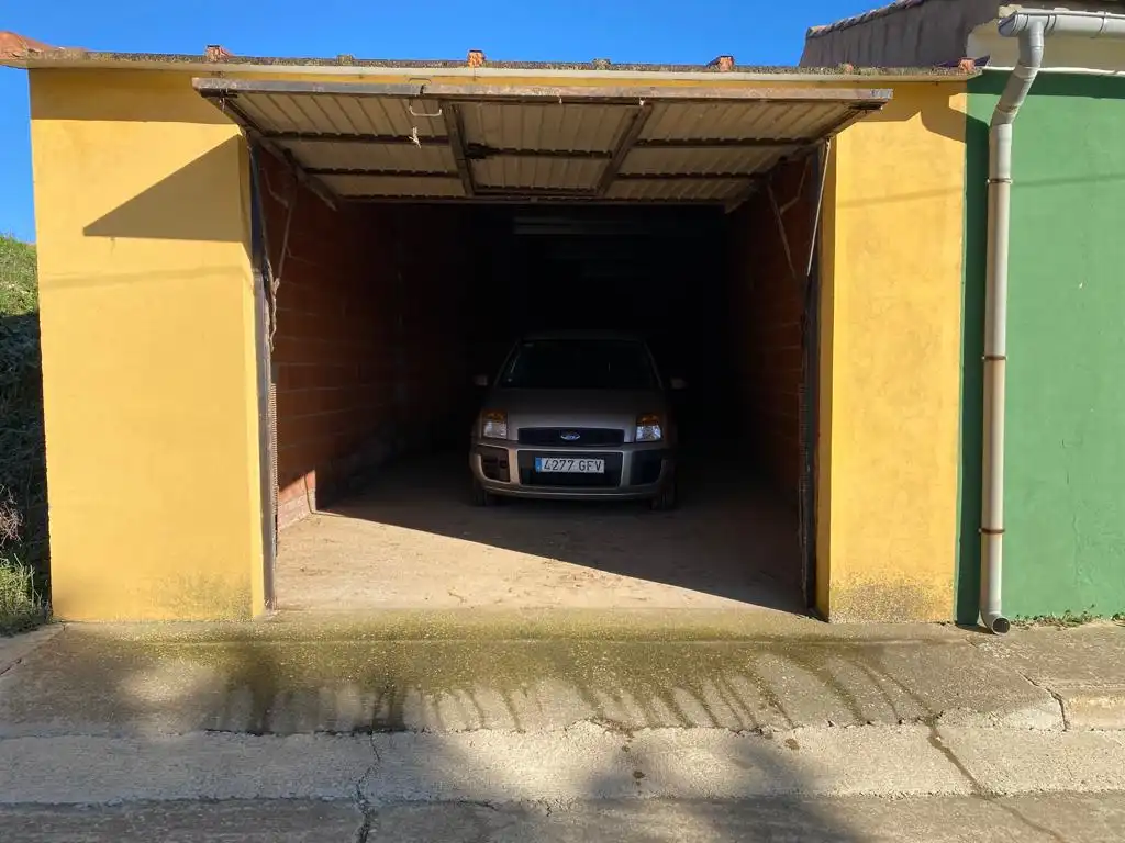 Parking de Casa o chalet en venta en Algadefe con Calefacción, Trastero y Amueblado