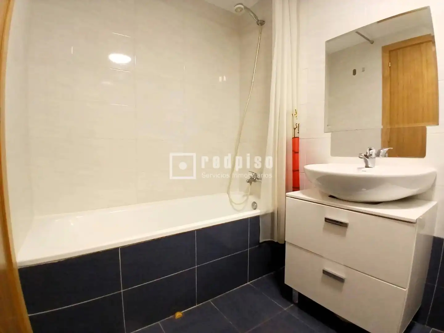 Baño de Piso de alquiler en Madrid con Aire acondicionado, Calefacción y Jardín privado