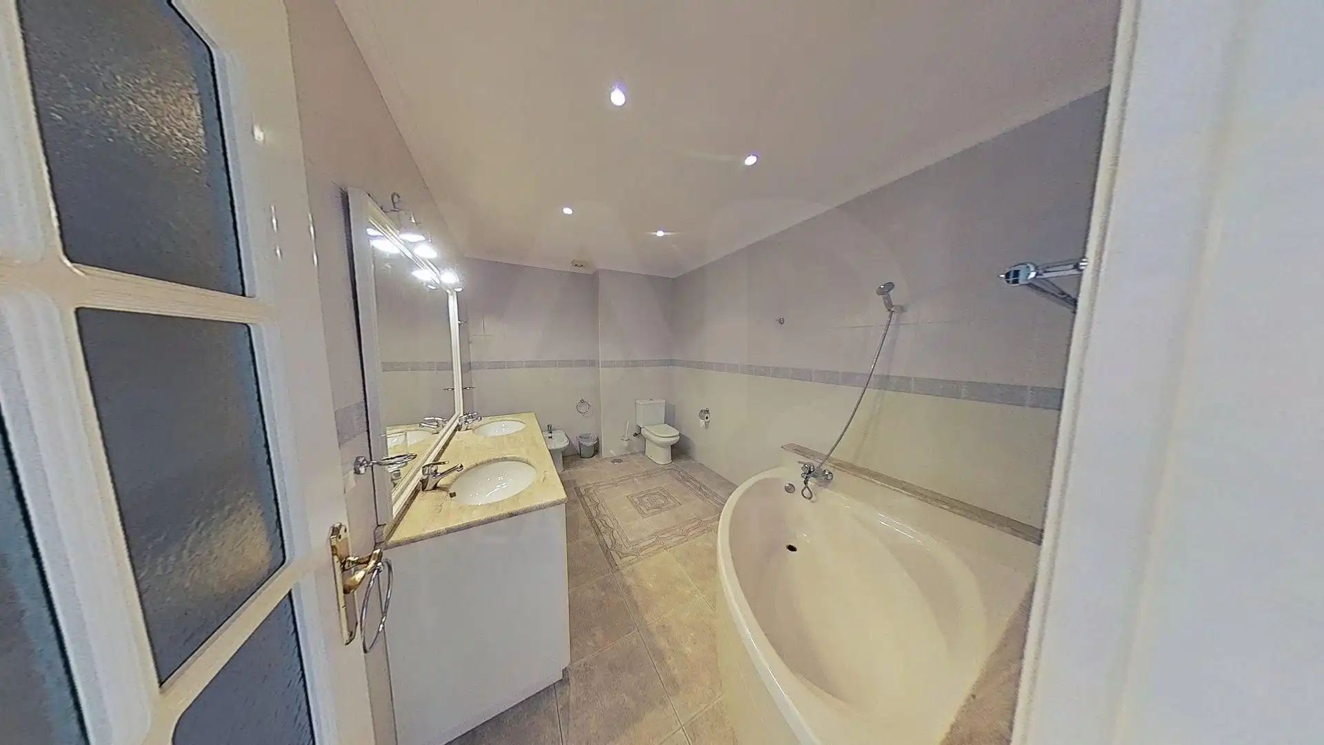 Badezimmer von Wohnung zur Miete in Centro