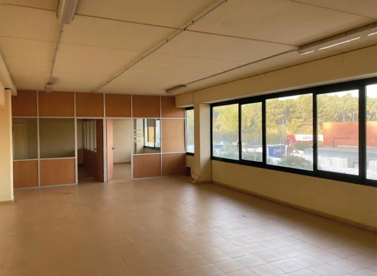 Nau industrial de lloguer en Cervelló amb Alarma