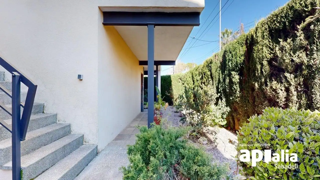 Vista exterior de Casa o xalet en venda en Barberà del Vallès amb Aire condicionat, Calefacció i Jardí privat