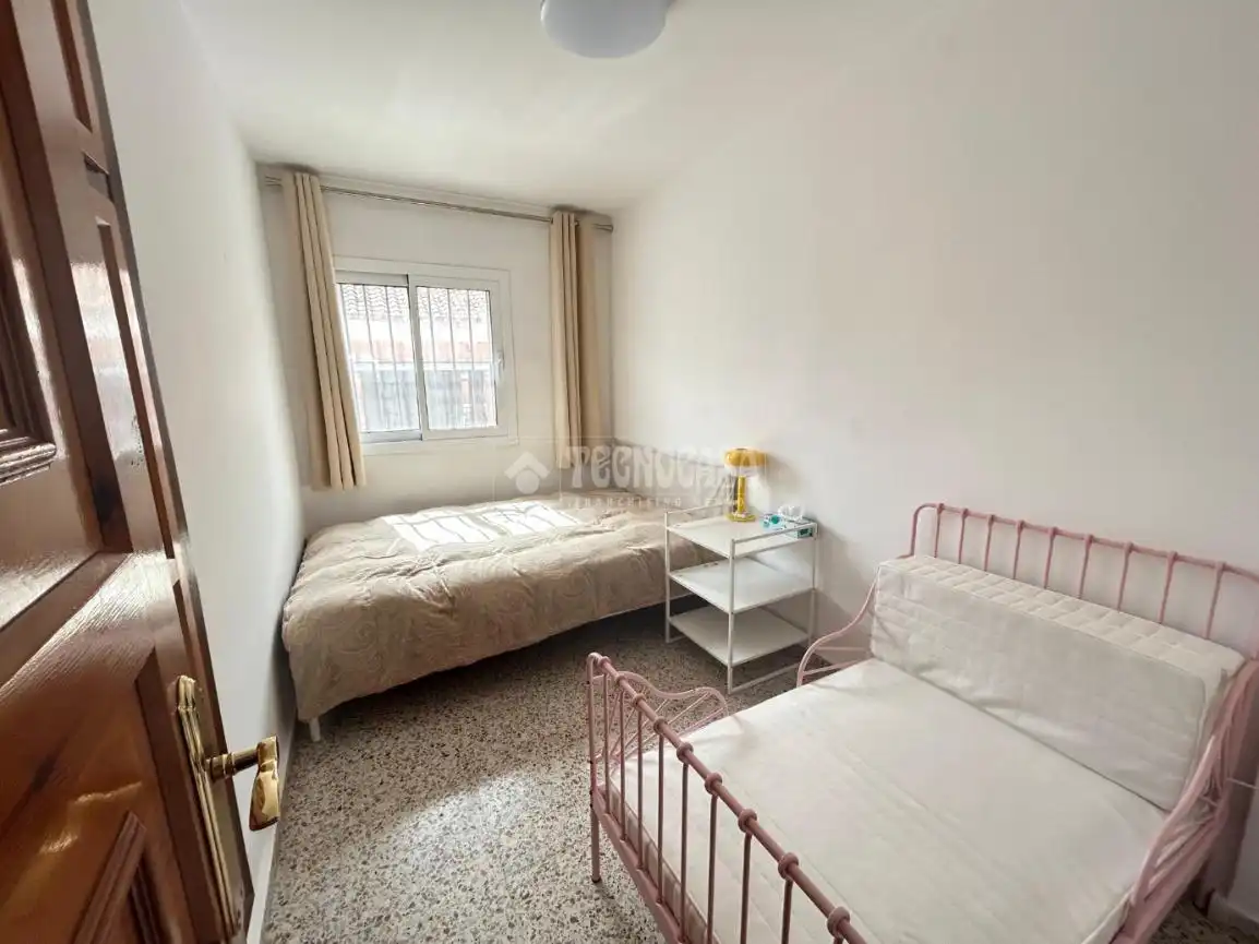 Schlafzimmer von Einfamilien-Reihenhaus zum Verkauf in Fuengirola mit Klimaanlage, Terrasse und Abstellraum