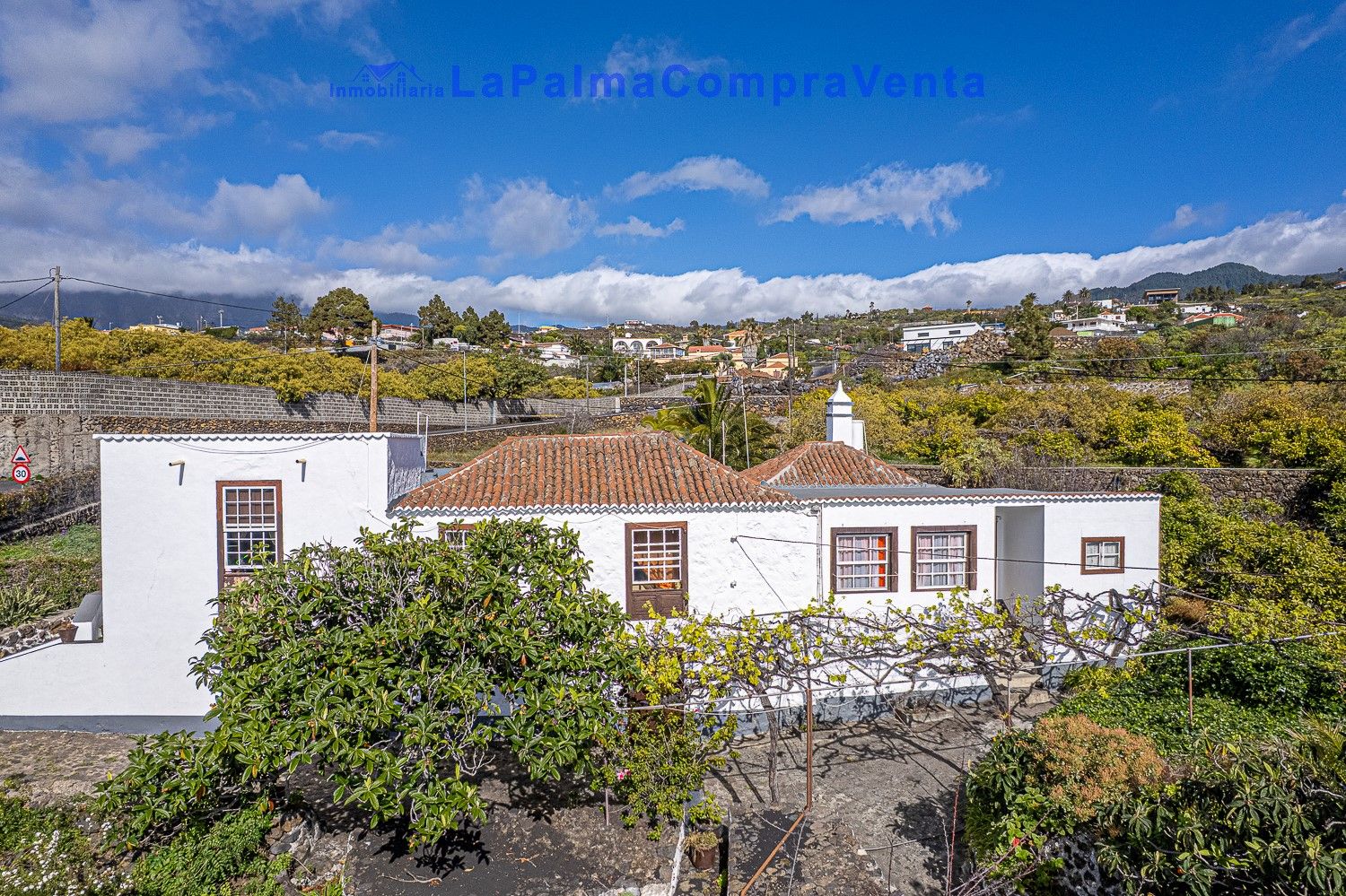 Vista exterior de Finca rústica en venda en El Paso amb Jardí privat, Moblat i Forn