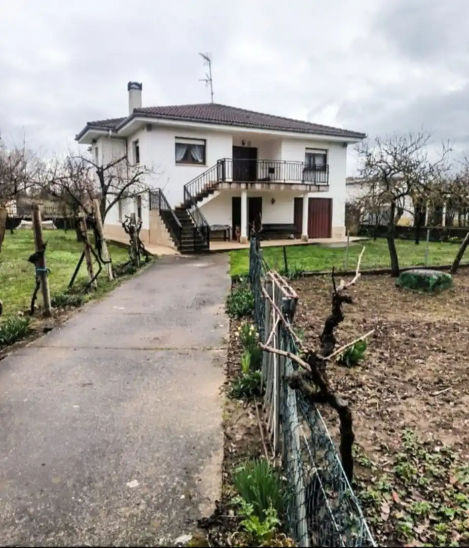 Vista exterior de Casa o chalet en venta en Medina de Pomar con Calefacción, Jardín privado y Terraza