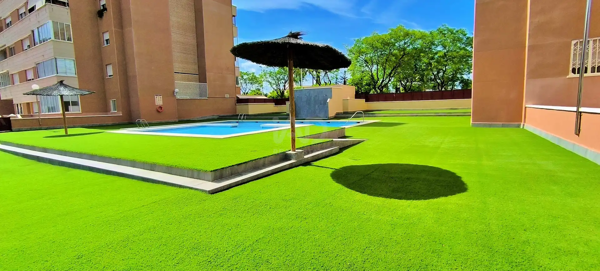 Schwimmbecken von Einfamilien-Reihenhaus zum Verkauf in Elche / Elx mit Klimaanlage, Heizung und Terrasse