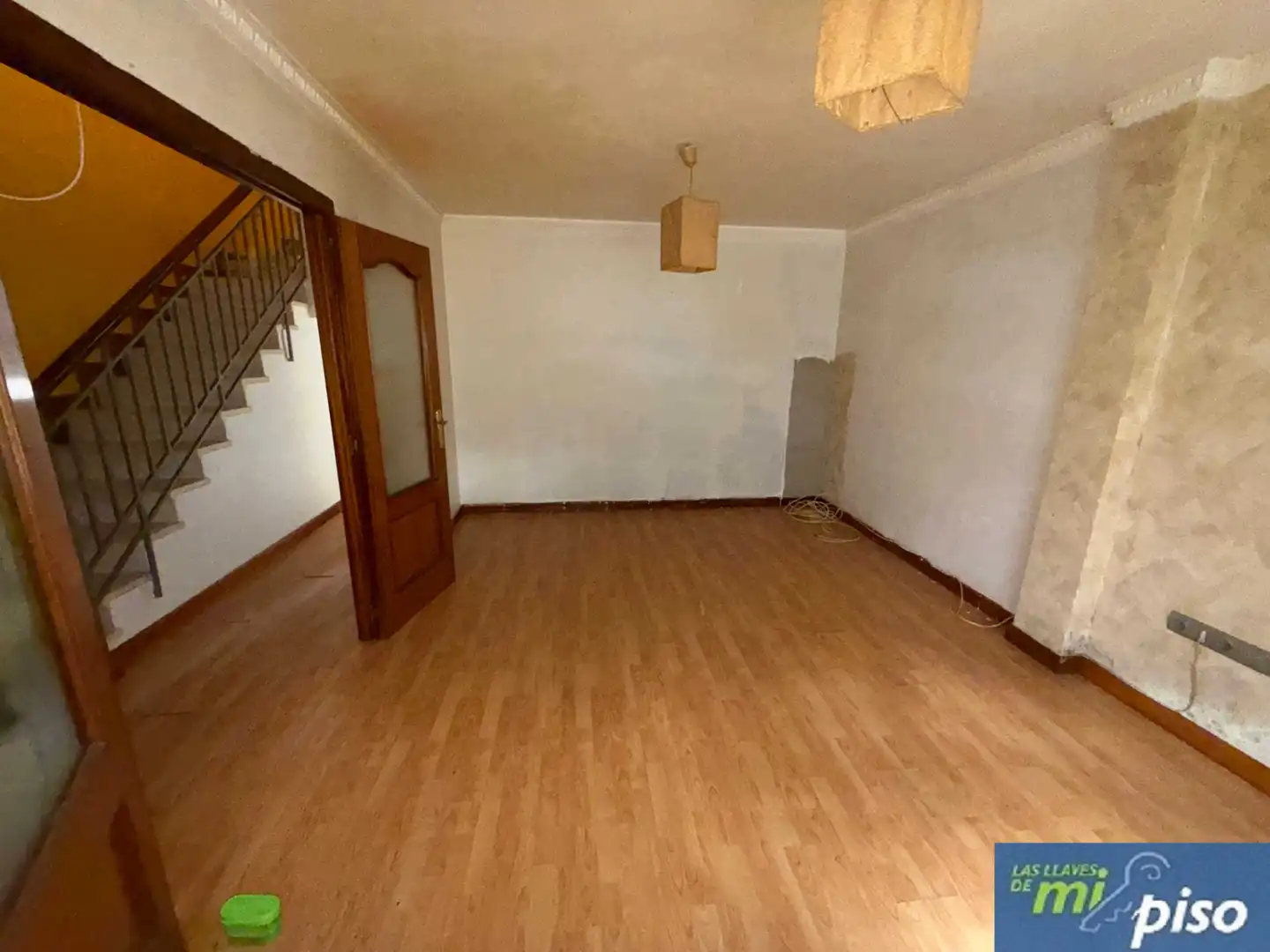 Sala d'estar de Casa adosada en venda en Cigales amb Calefacció, Jardí privat i Parquet