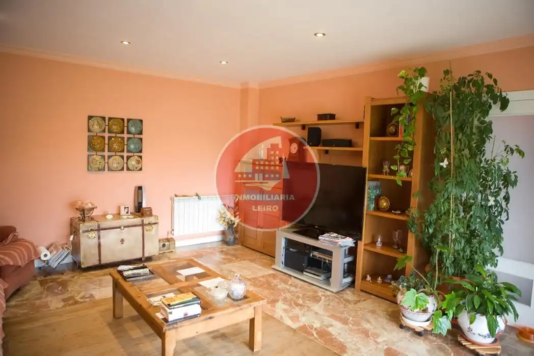 Sala d'estar de Casa o xalet en venda en Pontevedra Capital  amb Jardí privat, Terrassa i Moblat