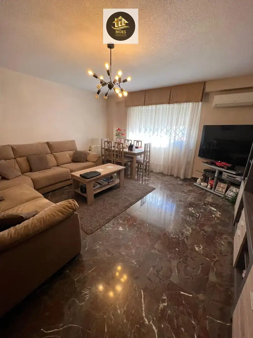 Sala d'estar de Casa o xalet en venda en  Jaén Capital amb Terrassa, Piscina i Balcó